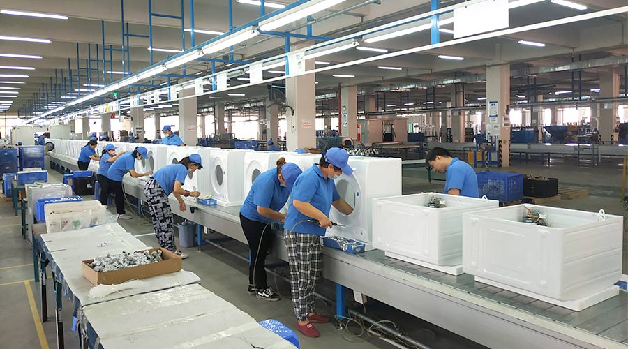 高效率！員工們忙碌地開展巴西客戶的衣物烘干機生產(chǎn)工作