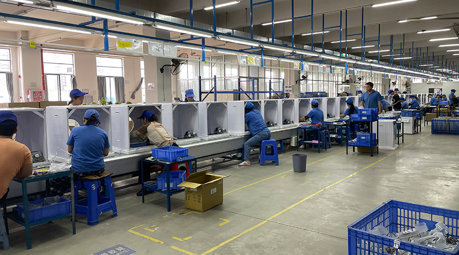 四月訂單高峰，車(chē)間繁忙景象