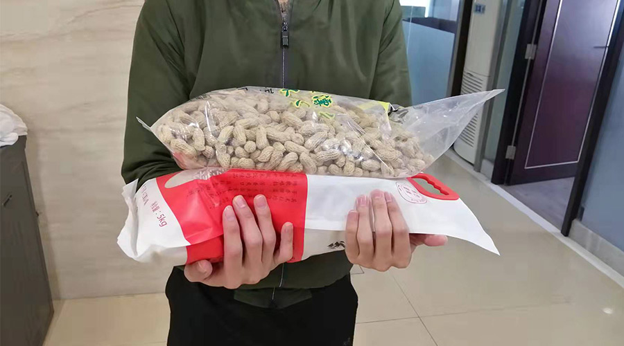 新春關(guān)懷 禮滿情暖！金環(huán)電器給員工發(fā)年貨