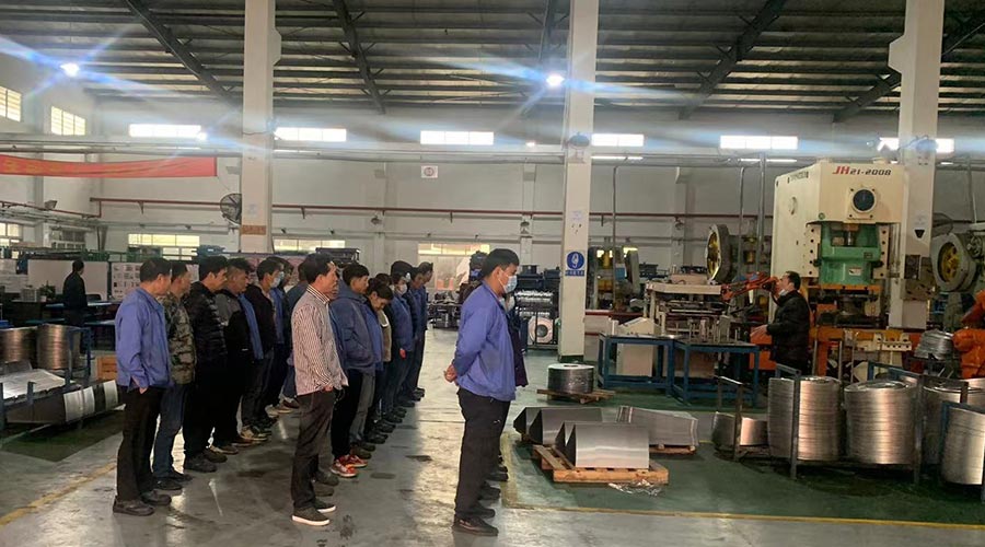 意氣奮發(fā)！金環(huán)電器沖壓車間組織人員開展例行早會(huì)